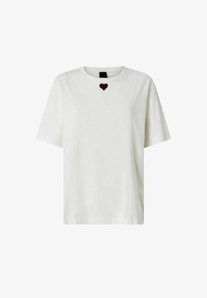 T-shirt bianca a maniche corte con un piccolo cuore rosso scuro ricamato sotto l'orlo del collo, al centro del petto.