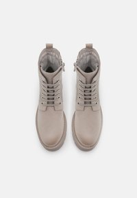 Graue Knöchelstiefel aus glattem Leder. Ausgestattet mit einem Schnürdesign mit metallischen Ösen und einem Reißverschluss an der Seite. Abgerundete Zehenpartie und strukturierte Sohle.