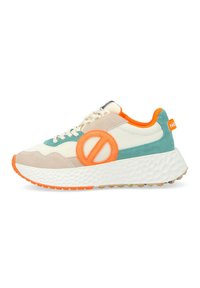 Sneakers z siateczkowym wierzchem w kolorze kremowym i aqua, z pomara�ńczowymi akcentami i dużym logo, posiadające fakturowaną białą podeszwę i kolorową przyczepność.