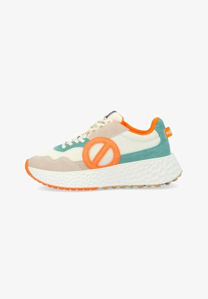 Sneakers met een bovenwerk van mesh in crème en aqua, verrijkt met oranje accenten en een groot logo, voorzien van een gestructureerde witte zool en een multikleurige grip.