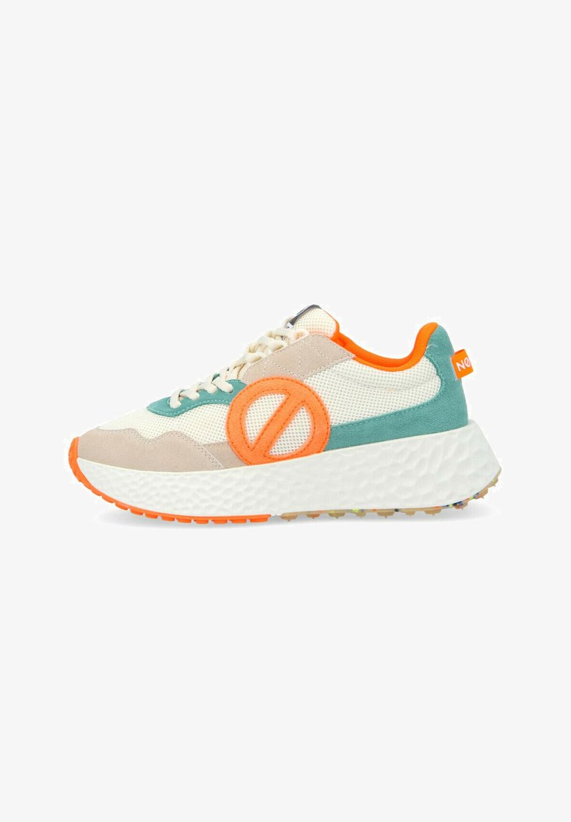 Baskets avec une tige en maille crème et aqua, rehaussées de finitions oranges et d'un grand logo, dotées d'une semelle blanche texturée et d'une adhérence multicolore.