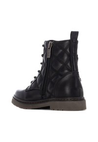 Botín de cuero negro hasta el tobillo con diseño acolchado, cremallera lateral y detalles de cordones. Cuenta con una suela de goma texturizada y costuras en contraste.