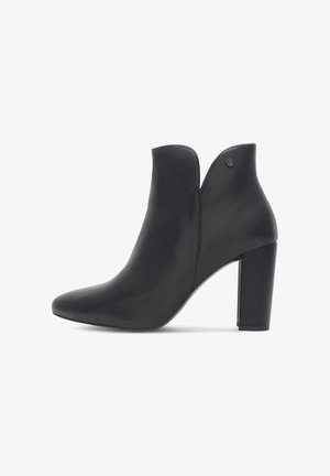 Mustad musta nahast ankle boot, millel on terav nina, ülaosas lõigatud disain ja paks kõrge kand.