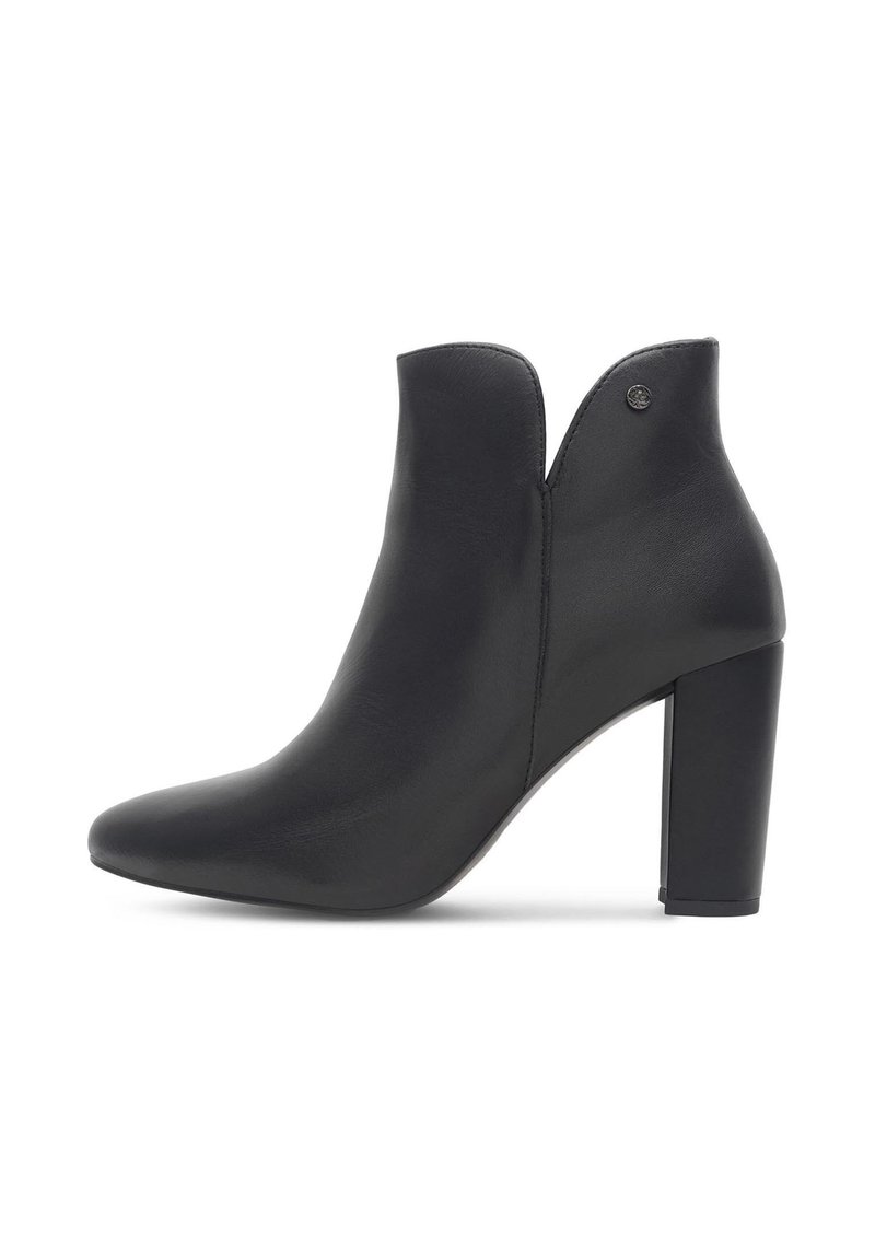 Čierne členkové čižmy z hladkej kože, s špicatou špičkou, s výrezom na vrchu a s hromadným vysokým podpätkom.