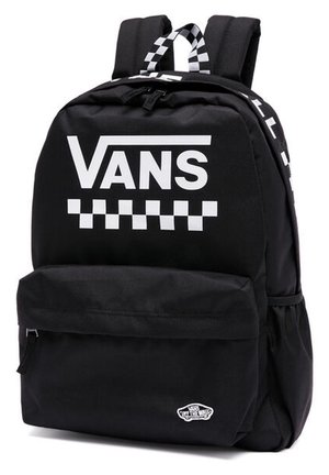 Mochila negra de Vans con patrón de tablero de ajedrez blanco, gran logo de Vans en la parte frontal, compartimento principal con cremallera y correas acolchadas para los hombros.