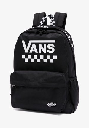 Sac à dos Vans noir avec motif damier blanc, grand logo Vans sur le devant, compartiment principal zippé et bretelles rembourrées.