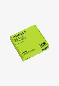 Ljusgrön fyrkantig förpackning märkt "Starterset Sol Sport Spray SPF30" med svart text. Innehåller en återanvändbar hållare och mineral solskydd.