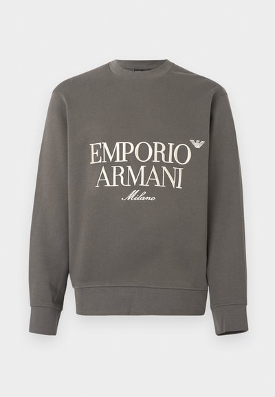 Sivá bavlnená mikina s okrúhlym výstrihom, dlhými rukávmi a bielym potlačeným logom: "EMPORIO ARMANI Milano" na prednej strane.