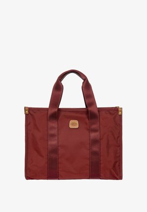Sac fourre-tout rectangulaire de couleur bordeaux avec de larges poignées, des accents en cuir aux coins, et un petit logo en cuir centré sur le devant.