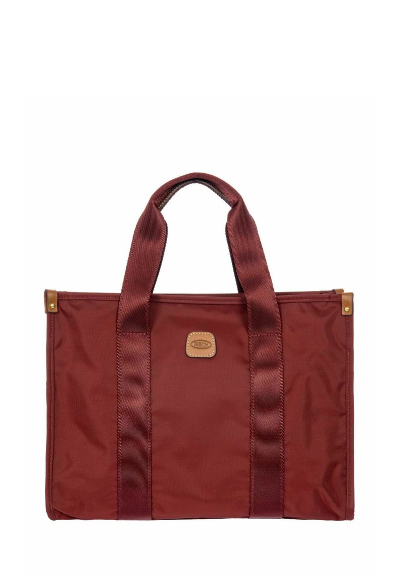 Sac fourre-tout rectangulaire de couleur bordeaux avec de larges poignées, des accents en cuir aux coins, et un petit logo en cuir centré sur le devant.