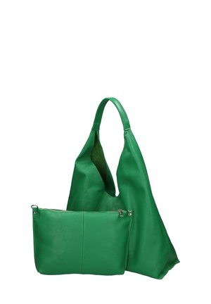 Sac fourre-tout en cuir vert avec deux poignées, présentant une texture douce et une pochette zippée amovible de couleur verte assortie.