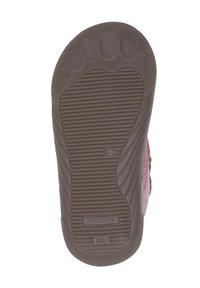 Podeszwa dziecięcego buta z teksturowanym gripem, wzorem odcisku palców, rozmiar 27, oraz widoczną nazwą marki "Primigi" na spodzie.