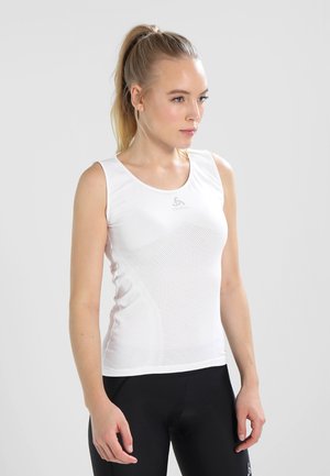 Weißes Sporttanktop mit atmungsaktiven Mesh-Einsätzen, rundem Halsausschnitt und taillierter Passform. Logo auf der Brust.