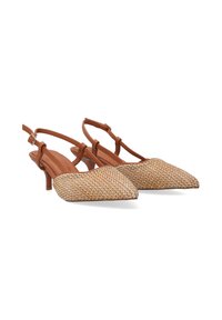 Pumps mit spitzem Zehenbereich und Slingback-Design, aus geflochtenem, braunem Obermaterial und mit kleinem Absatz. Der braune Riemen hat eine verstellbare silberne Schnalle.