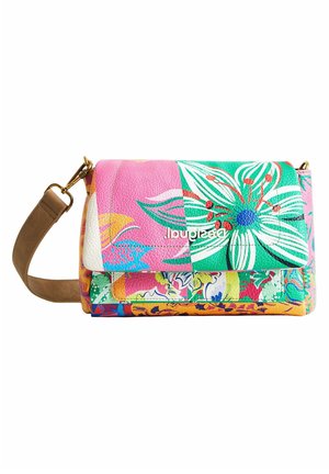 Farverig patchwork skuldertaske med multifarvede blomsterprint, en brun justerbar rem og synligt mærkenavn på frontklappen.