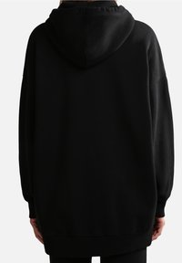 Sudadera negra con capucha, que presenta un corte relajado, una textura suave, puños y dobladillo acanalados, vista desde la parte de atrás. Sin marcas visibles.