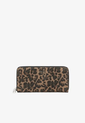 Geldbörse mit Leopardenmuster aus braunem und schwarzem Wildleder, mit Reißverschluss und silbernen Beschlägen. Auf der Vorderseite befindet sich das Markenlogo.