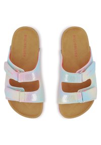 Sandales à bout ouvert avec une finition holographique, double sangle munie de boucles, et une semelle intérieure rembourrée de couleur beige. Le design comprend des découpes.