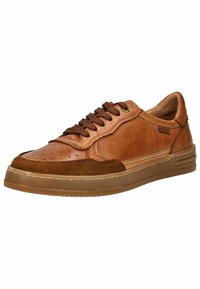 Sneaker in pelle e camoscio marrone con punta perforata, lacci rotondi e suola in gomma. Presenta un marchio in rilievo sul lato. Superficie piatta e testurizzata.