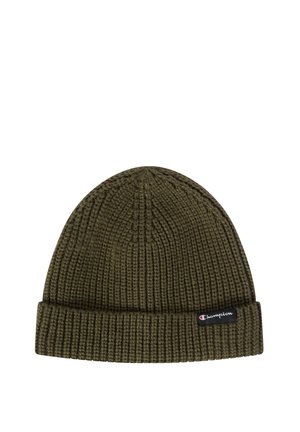 Beanie a maglia verde oliva con texture a coste e risvolto. Presenta una piccola etichetta nera con testo bianco.