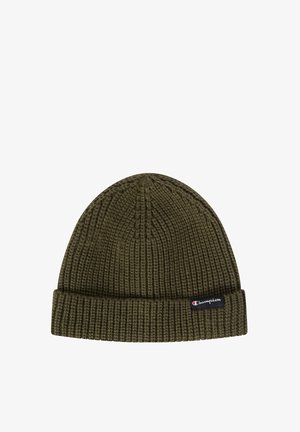 Beanie a maglia verde oliva con texture a coste e risvolto. Presenta una piccola etichetta nera con testo bianco.