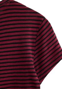 Stripet kortærmet skjorte med ribbet tekstur, i mørk sort og dyb rød vandrette striber. Stoffet er blødt og tætsiddende.