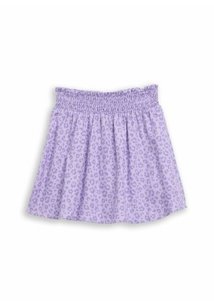 Paarse rok met geplooide tailleband en luipaardprint in verschillende paarse tinten, plat op een witte achtergrond gelegd.