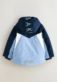 Barnens vinterjacka i marinblått, ljusblått och vitt med huva samt "BAKER" logotyp på ryggen och huvan.