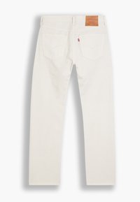 Vue arrière d'un jean en denim blanc avec deux poches, passants de ceinture, étiquette rouge sur la poche droite et patch en cuir marron sur la ceinture.