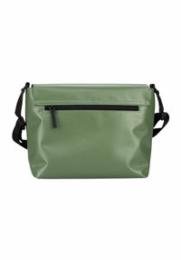 Sac messager imperméable vert avec une forme plate, une sangle noire détachable, une poche extérieure zippée et une texture lisse.