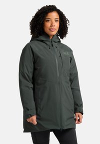 Dunkelgrüne wasserdichte Jacke mit Kapuze, Reißverschluss, verstellbaren Manschetten und einem Logo auf der Brust. Sie hat ein mittellanges Design und eine glatte Textur.