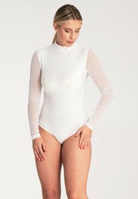 Bodysuit z długim rękawem w kolorze białym, z gładkim, nieprzezroczystym korpusem i przezroczystymi rękawami z siateczki. Projekt z małym kołnierzykiem i dopasowaną sylwetką.