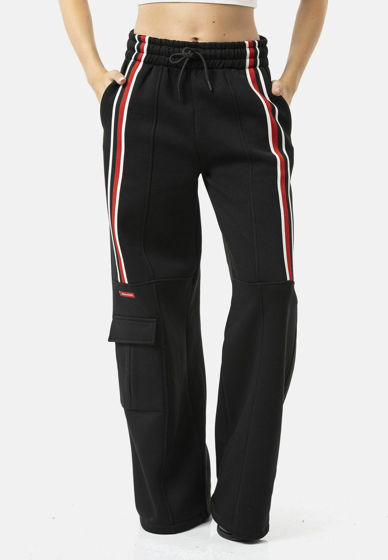 Zwarte trainingsbroek met een tailleband met trekkoord, voorzien van rode en witte zijstrepen, een cargozak op het linkerbeen en een losse pasvorm.