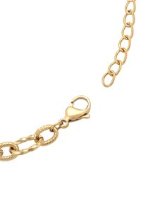 Collana in oro con maglie ovali alternate lisce e testurizzate e un gancio a granchio su sfondo bianco.