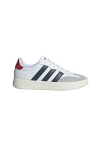 Sneaker bianca con righe blu navy, dettagli in suede grigio e tallone rosso. Presenta una suola testurizzata e design con lacci. Logo del marchio sul lato.