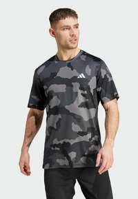 adidas Performance TRAIN ESSENTIALS CAMO ALLOVER - Sports T-shirt - black
