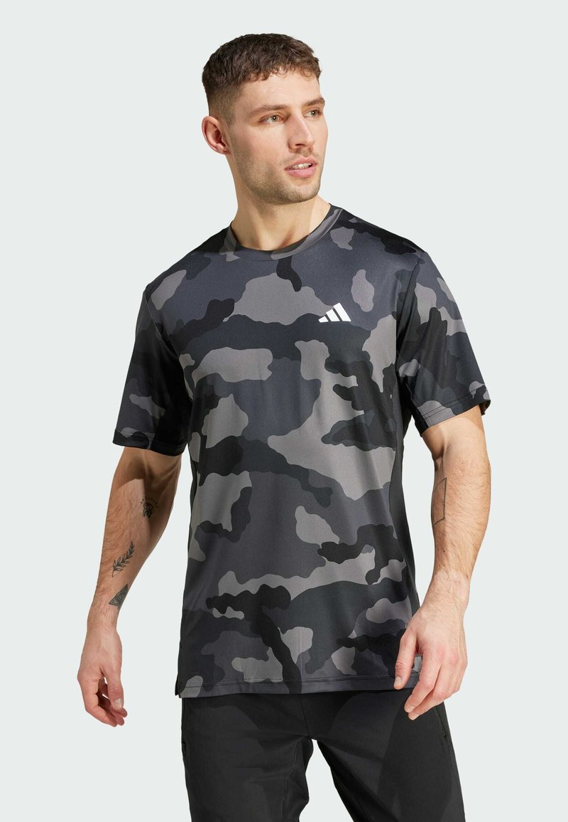 adidas Performance TRAIN ESSENTIALS CAMO ALLOVER - Sports T-shirt - black