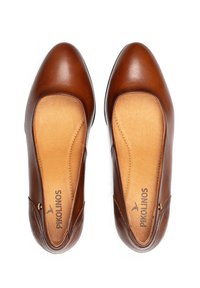 Ballerines pour femmes en cuir marron avec des orteils arrondis et des semelles intérieures en tan rembourrées, vues de dessus sur un fond blanc.
