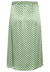 Zeleno-biela sukňa s diagonálnym pruhovaním, elastickým pásom a hladkým povrchom, navrhnutá pre pohodlie a jednoduché nosenie.