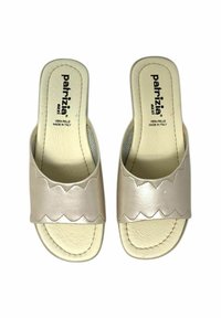 Sandali slide in pelle rosa chiaro con design a scollatura, soletta imbottita e suola testurizzata. Fabbricati in Italia; finitura morbida.