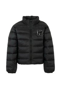 Czarna pikowana kurtka puchowa z zapięciem na zamek z przodu i małą białą oraz czarną haftowaną naszywką na lewej piersi.