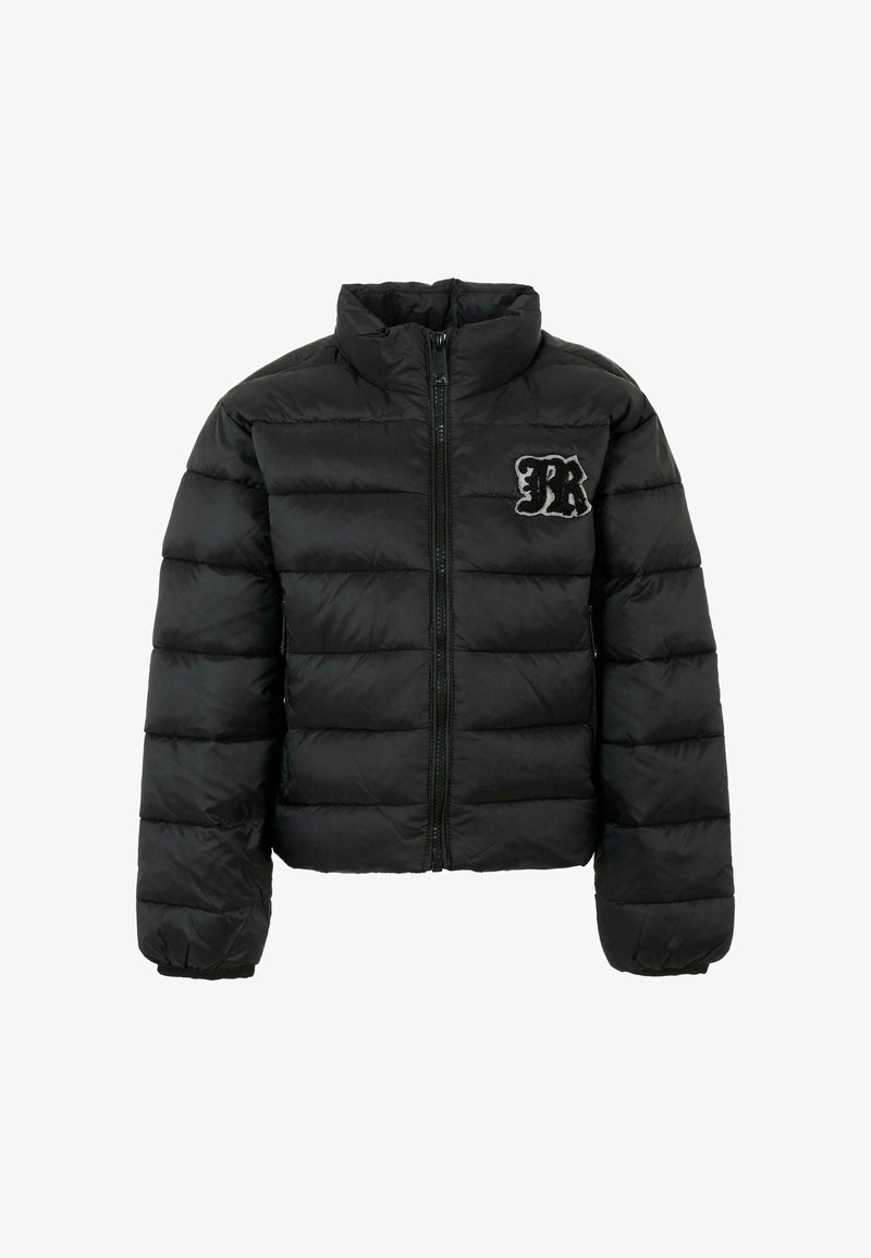 Czarna pikowana kurtka puchowa z zapięciem na zamek z przodu i małą białą oraz czarną haftowaną naszywką na lewej piersi.