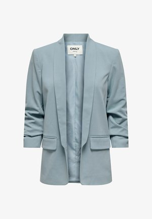 Vaaleansininen bleiseri, joka on valmistettu pehmeästä kankaasta. Siinä on lovellinen kaulus, etutaskut ja kolme neljännestä hihaa. Auki oleva malli.