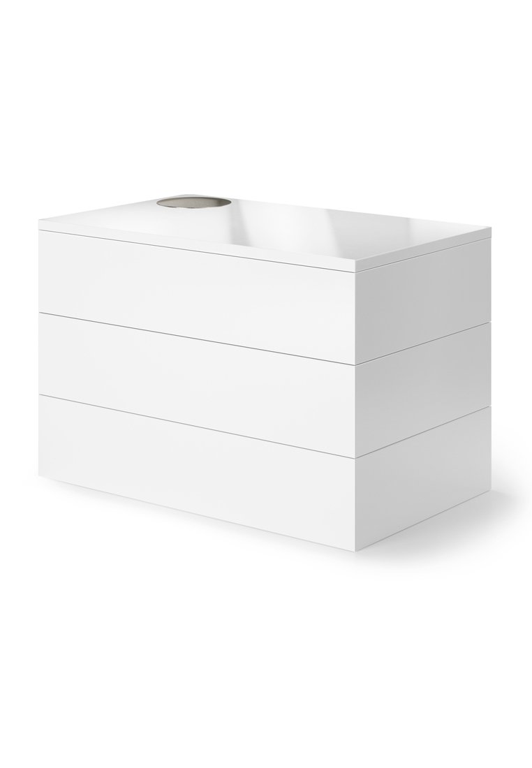 Bañera rectangular blanca con una superficie lisa, que presenta tres paneles horizontales y un corte redondo para el grifo en un lado.