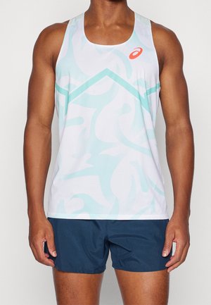 Mannelijke torso met een wit mouwloos sporttopje met lichtblauw abstract patroon en donkerblauwe sportshorts.