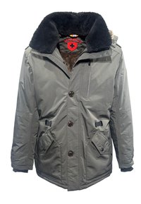 Olivgrüne Parkajacke mit einem schwarzen Kunstfellkragen, großen Fronttaschen, Knopfverschlüssen und einer Reißverschlusstasche auf der Brust.