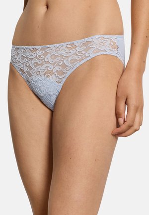 Hellblaue Spitzen-Bikini-Unterwäsche an den Hüften und oberen Oberschenkeln einer Person mit floralen Spitzenmustern und Netzpaneelen.