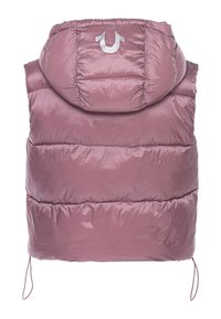 Růžová vycpaná vesta s kapucí, vyrobená z lesklé tkaniny, s horizontálním prošíváním, šňůrkami na stažení a kulatým logem na zadní straně.