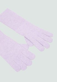 Helle lila gestrickte Handschuhe mit einem strukturierten, gerippten Handgelenk, die fünf Finger haben und eine weiche, gemütliche Ausstrahlung besitzen.