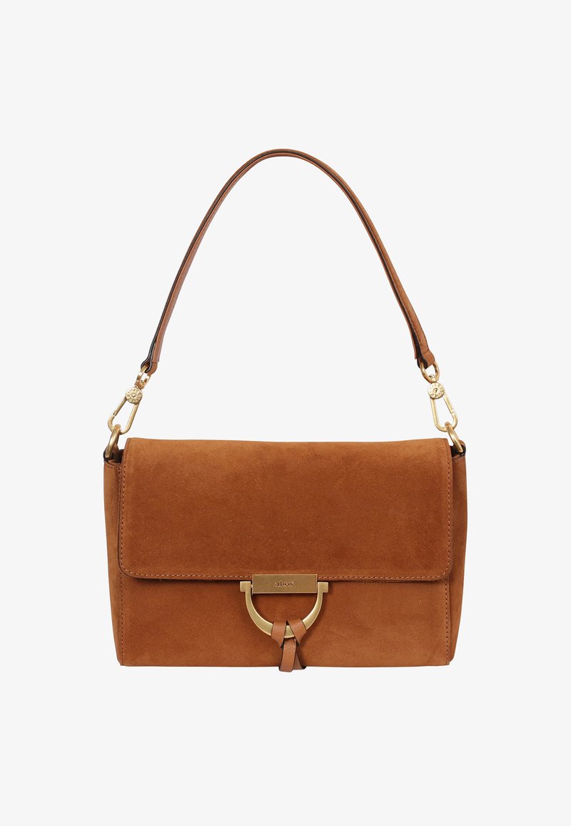 Braune Wildleder-Handtasche mit strukturierter Form, goldenen Hardware-Akzenten, einem vorderen Klappenverschluss und einem dekorativen Schlaufen-Detail am Verschluss.